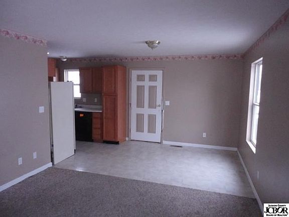 4th image of 102 E 13th St