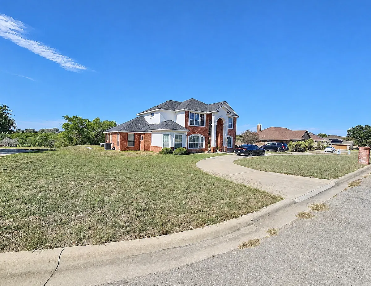 4 bed, 3383 sqft, $2,800 — Photo 1
