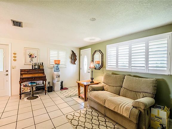 5th image of 805 NW 2nd Ave