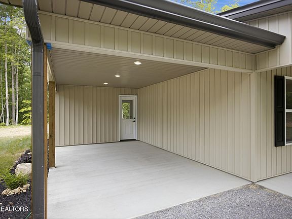 4th image of 700 Holly Glen Ln
