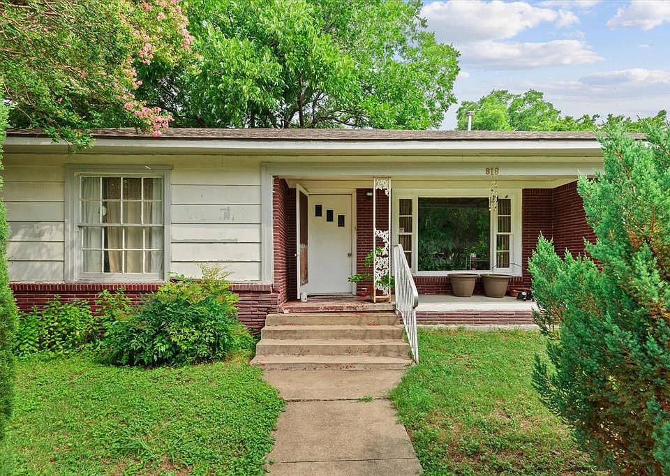 1st image of 818 College St