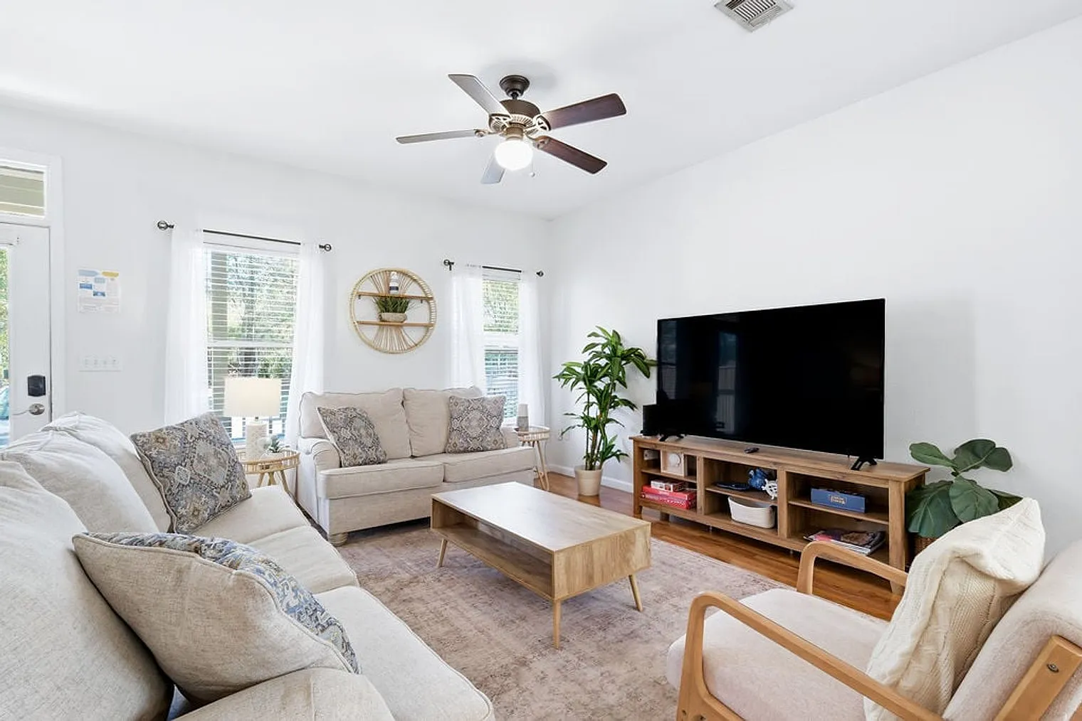 3 bed, 2.0 bath, 1334 sqft, $4,326 — Photo 2