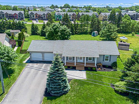 4th image of 30 Parricus Mead Dr