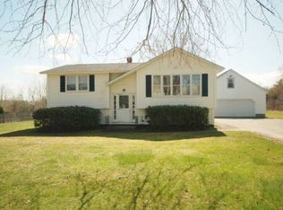 8 Longmeadow Dr, Gorham, ME 04038