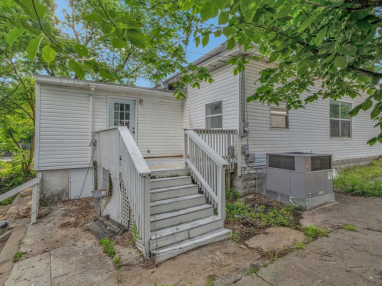 1128 W Broadway St — Photo 20