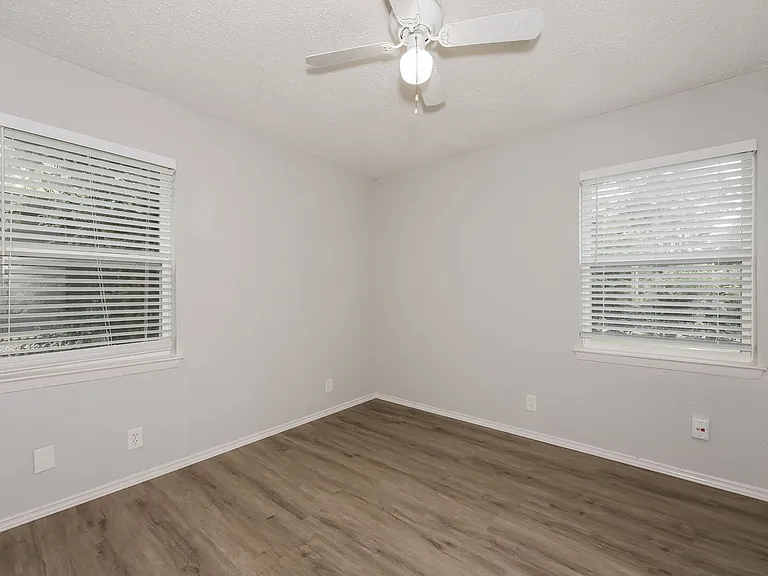 1238 Narcissus Ln — Photo 13