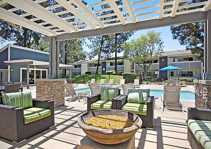 2 bed, 923 sqft, $2,695 — Photo 2