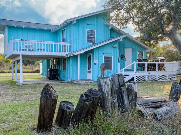 134 Live Oak St, Rockport, TX 78382