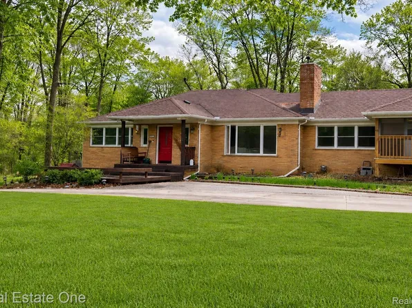 27634 Wellington St, Farmington Hills, MI 48334