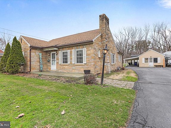 3rd image of 301 Roxbury Rd