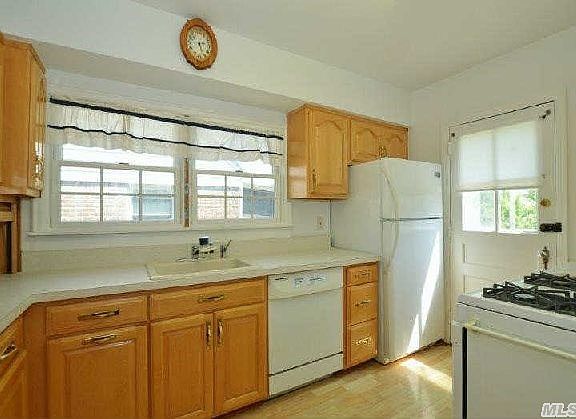 5th image of 904 Bryant Ave
