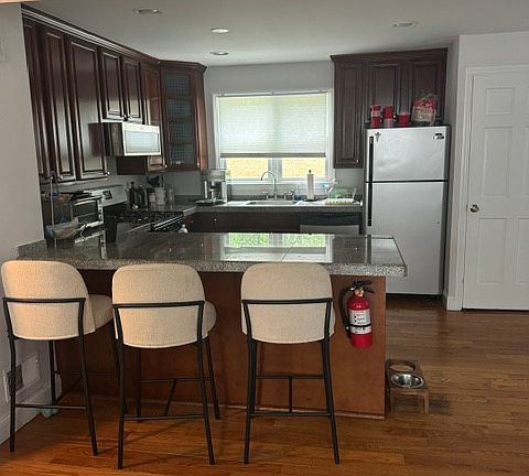 3rd image of 92 Macculloch Ave #R