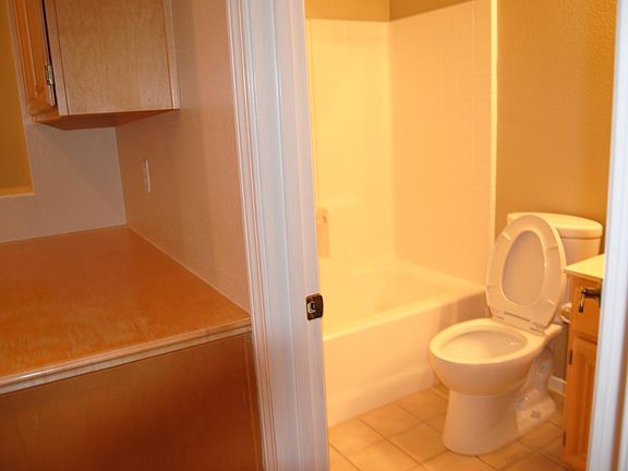 4th image of 546 Manhattan Pl