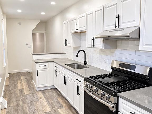3rd image of 1057 Pike St