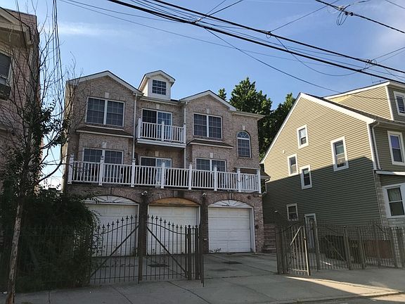 2nd image of 153 Leslie St