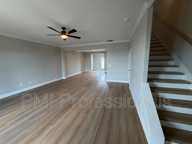 3 bed, 2.5 bath, 1842 sqft, $2,449 — Photo 2
