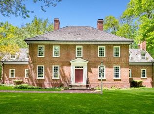 1555 E Goodrich Ln, Fox Pt, WI 53217