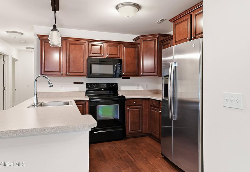 5th image of 301 Royale Court