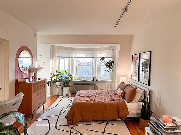 5th image of 2208 Saint James Pl