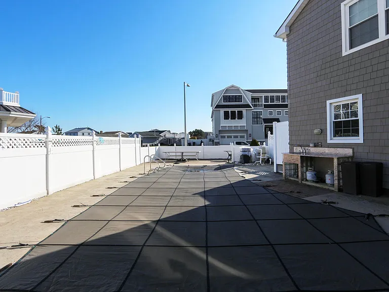 29 Ocean Dr W — Photo 6