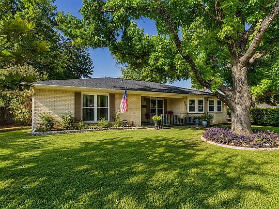 2nd image of 3017 Val Dr
