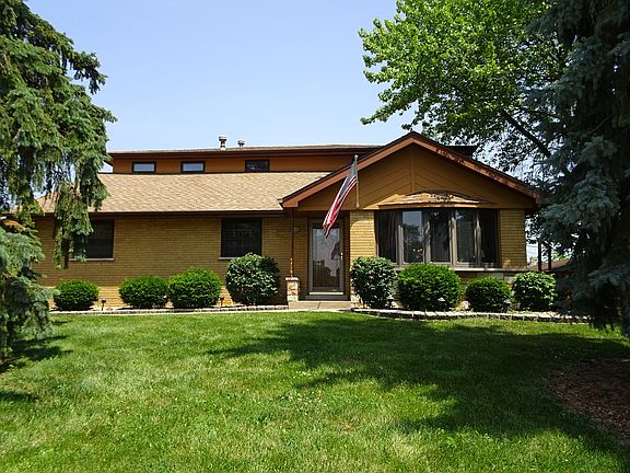 3rd image of 8124 W 93rd St
