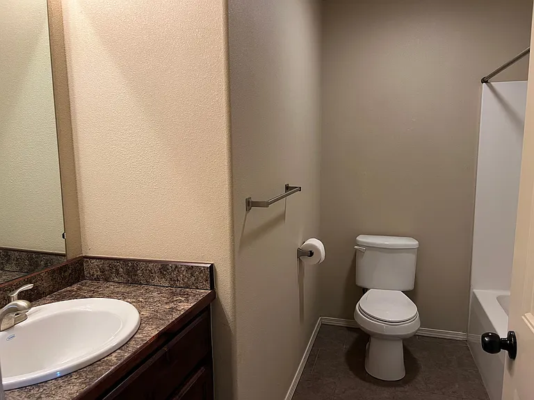 2529 S Virginia Ave — Photo 11