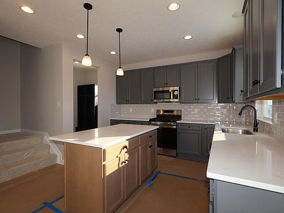 5th image of 302 Reign Way