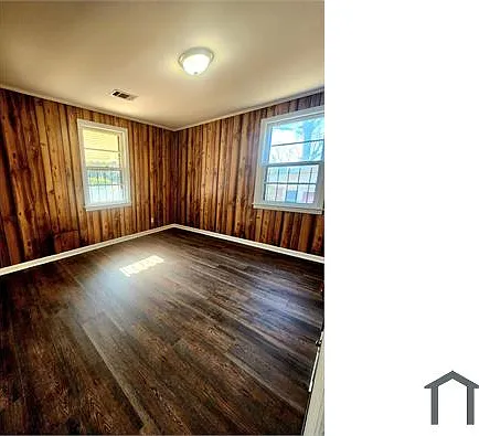 490 Hall St — Photo 11