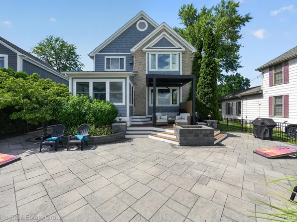 240 Rosebud Ct, Walled Lake, MI 48390