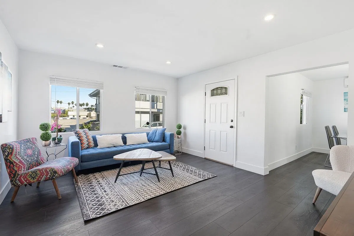 3 bed, 1.0 bath, 958 sqft, $4,350 — Photo 3