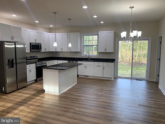 5th image of 371 Shorewood Dr