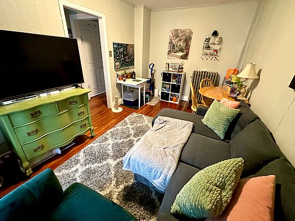 3rd image of 525 Leverington Ave #3