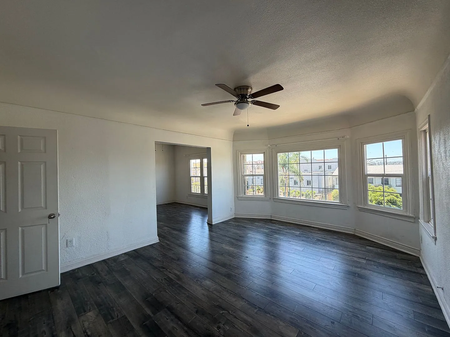 Mid-City Top Floor 2 Bedroom 1 Bath Gem — Photo 3