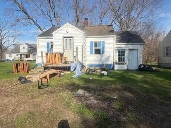 2742 Territorial Rd, Benton Harbor, MI 49022