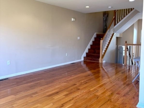 39 Rozalyn Ln