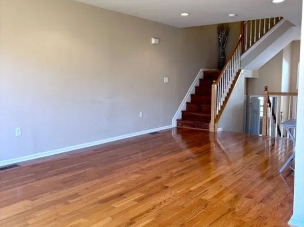 39 Rozalyn Ln, Laurence Harbor, NJ 08879