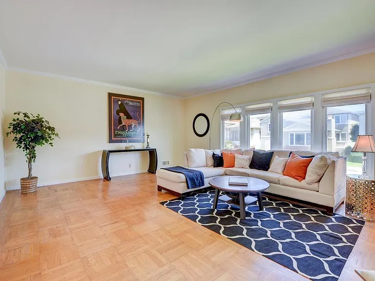 LIVING ROOM . VIEW FROM THE FRONT ENTRANCE
