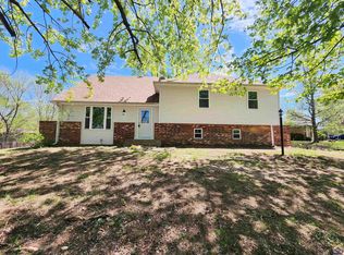 3116 SW Kent St, Topeka, KS 66614
