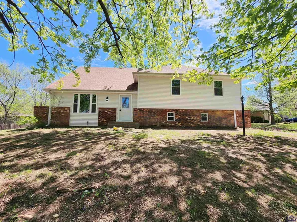 3116 SW Kent St, Topeka, KS 66614