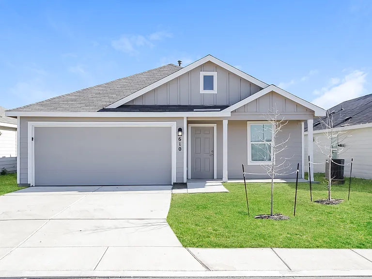 610 Lew Pass — Photo 1