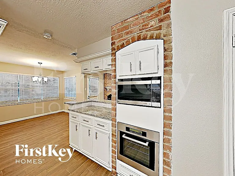 2511 Riverlawn Dr — Photo 5