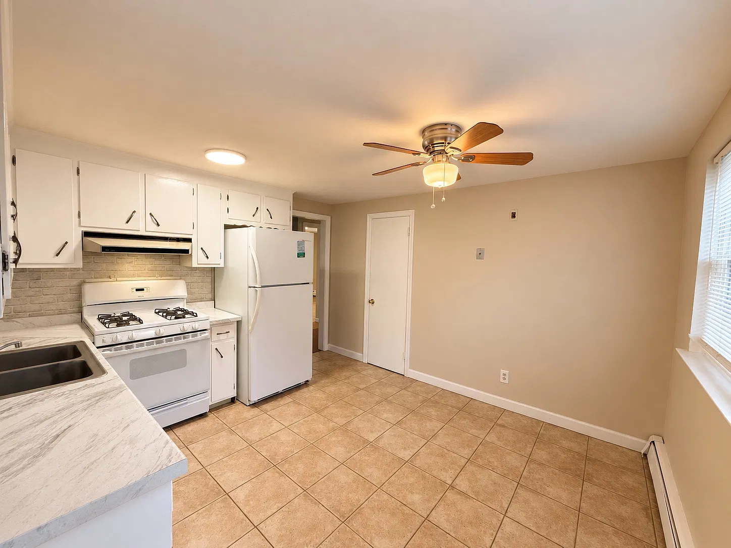 2 bed, 800 sqft, $1,800 — Photo 1