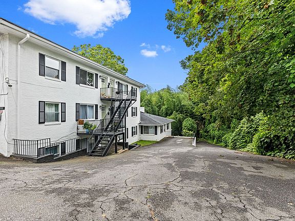 2nd image of 1121 W End Blvd #10