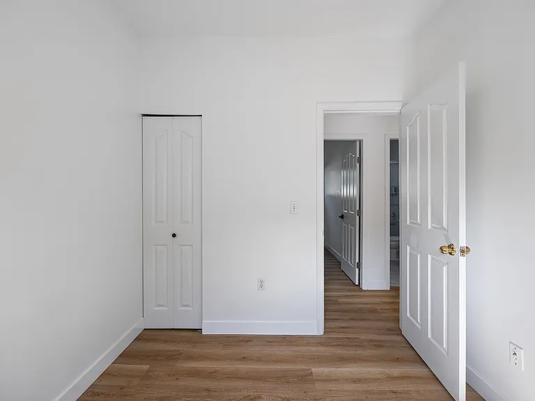 2320 Dundas St — Photo 13