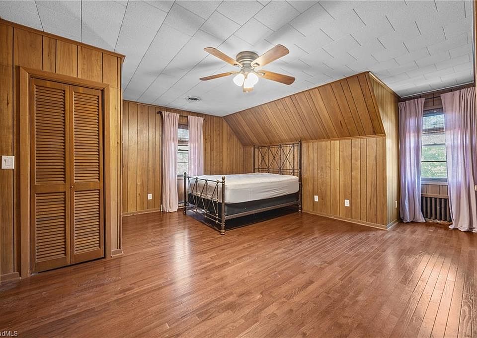 34th image of 224 W Colonial Dr