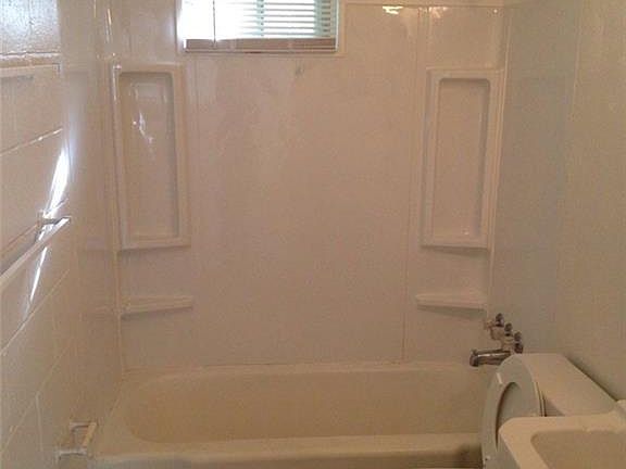 3rd image of 827 15 1/2 St APT 3
