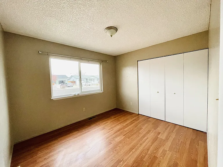 1041 Warwick Ave — Photo 2