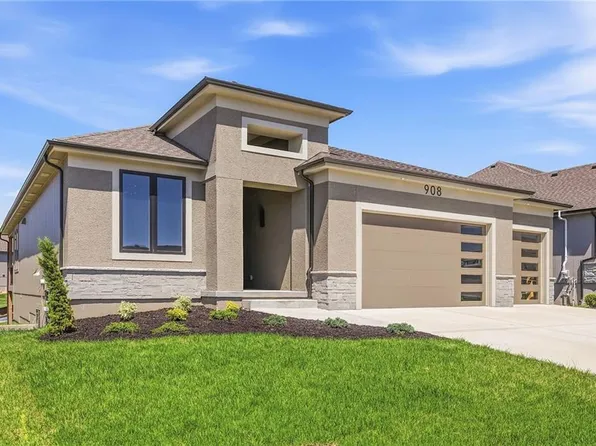 908 Savannah Ln, Greenwood, MO 64034