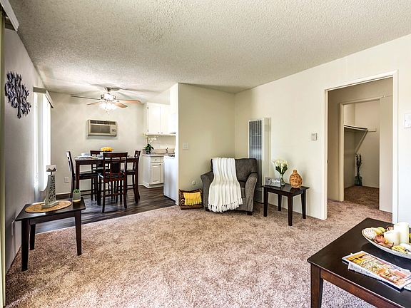 The Crossroads Apartment - Living Room